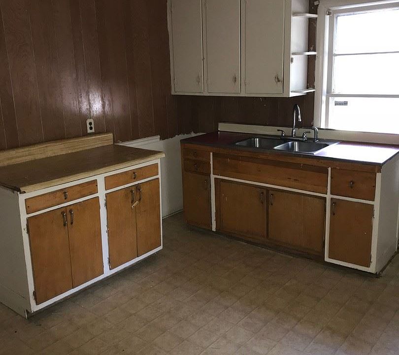 2nd image of 360 Davis St