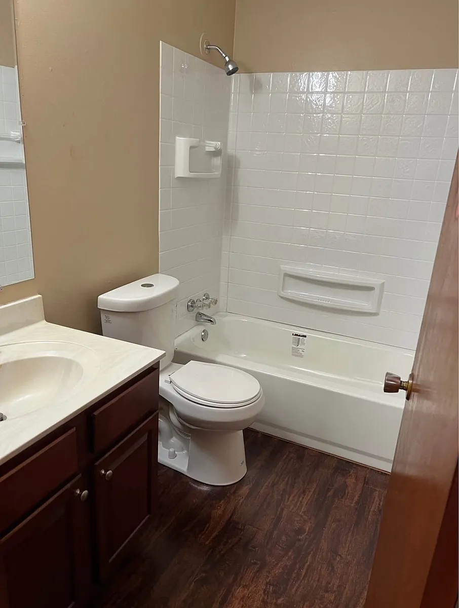 Building Photo - 2914 Kilbourne Ave #1