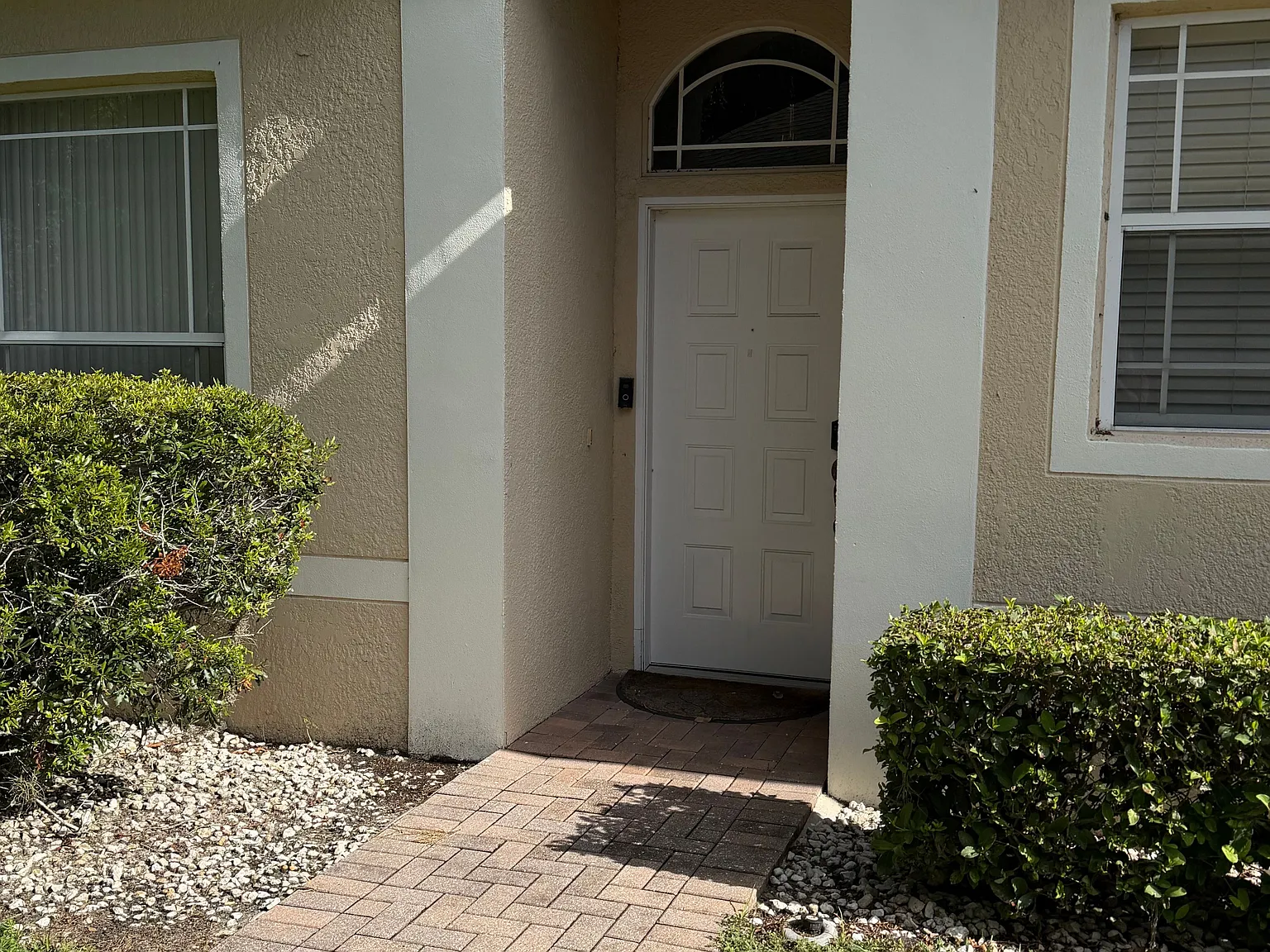 3 bed, 3.0 bath, 2100 sqft, $2,800 — Photo 2