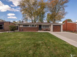 29614 Magnolia Dr, Flat Rock, MI 48134
