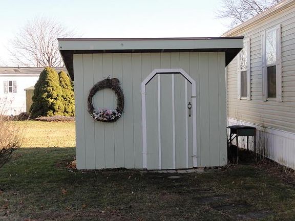 3rd image of 32 Carol Ann Dr