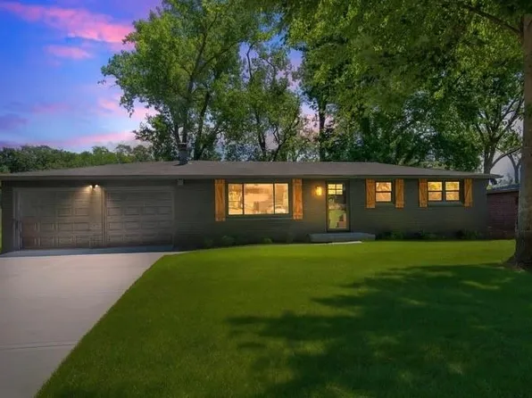 5013 NW Ridgewood Dr, Kansas City, MO 64151
