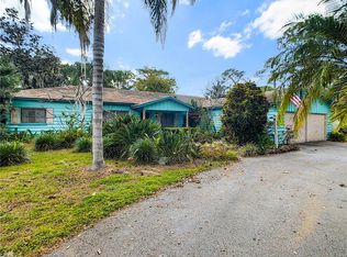 33329 Lakeshore Dr, Tavares, FL 32778