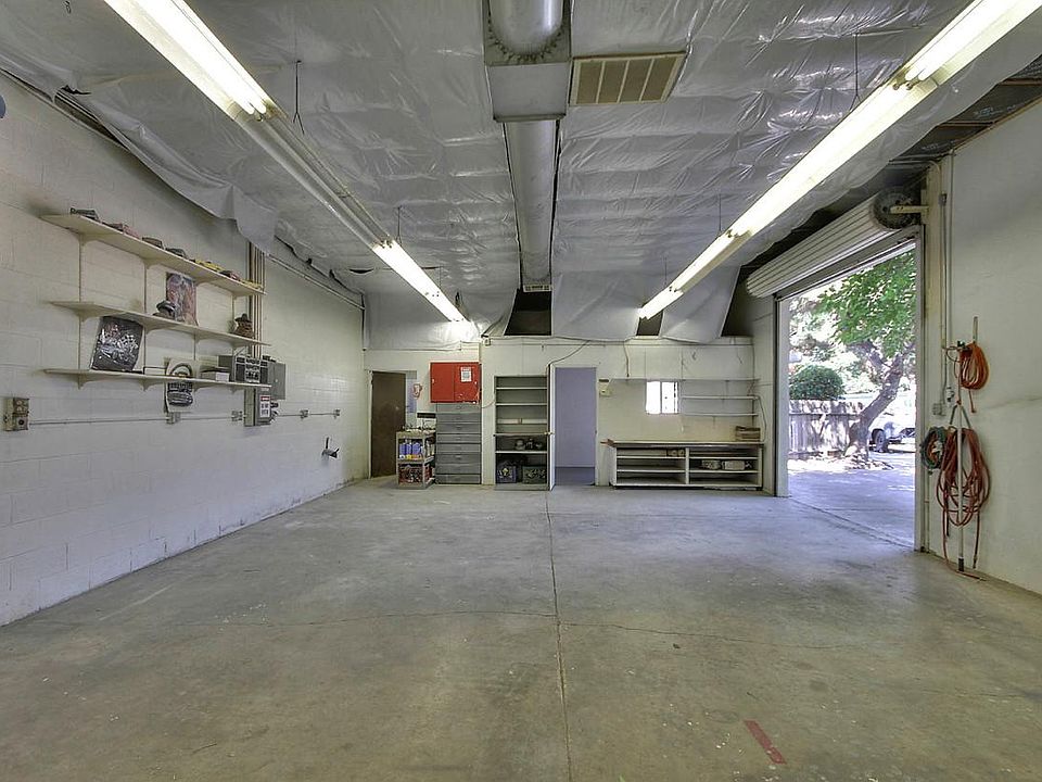 2nd image of 1104 S Sacramento St