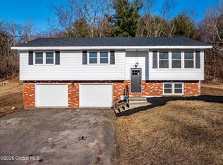 8 Haven Ln, Troy, NY 12182