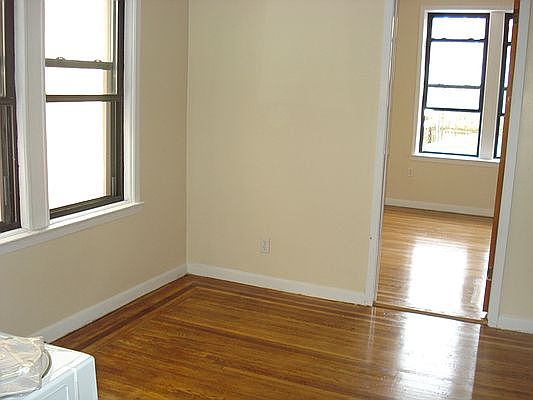 4th image of 21-09 38th St #1R