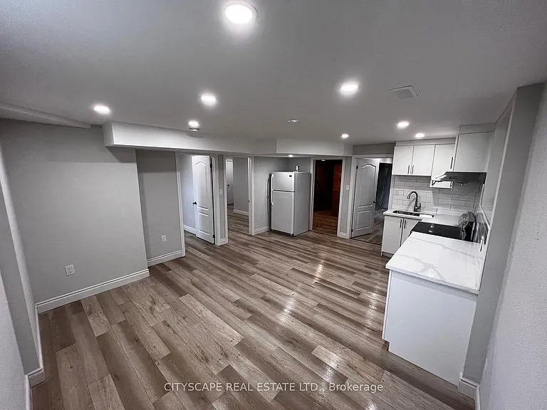 2361 Victoria St N — Photo 18
