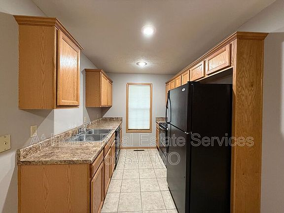 3rd image of 1153 N Northwood Ave