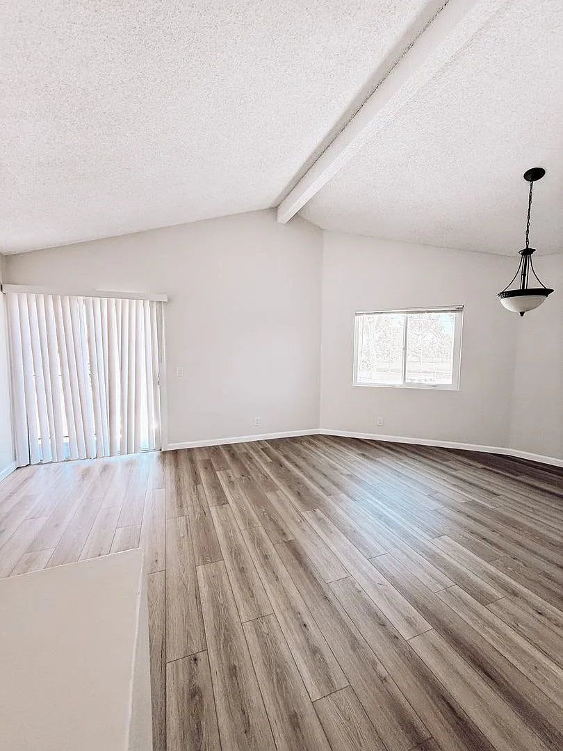 Prairie Ave. Apts. — Photo 4