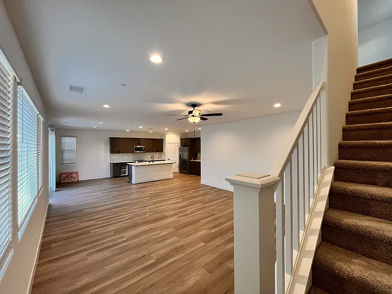 2827 E Colina Dr — Photo 2