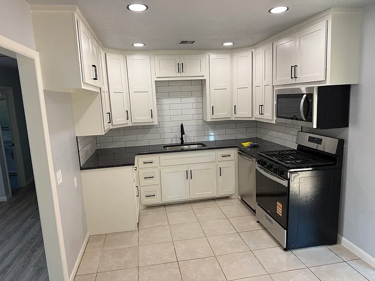 408 W Pierce St — Photo 2