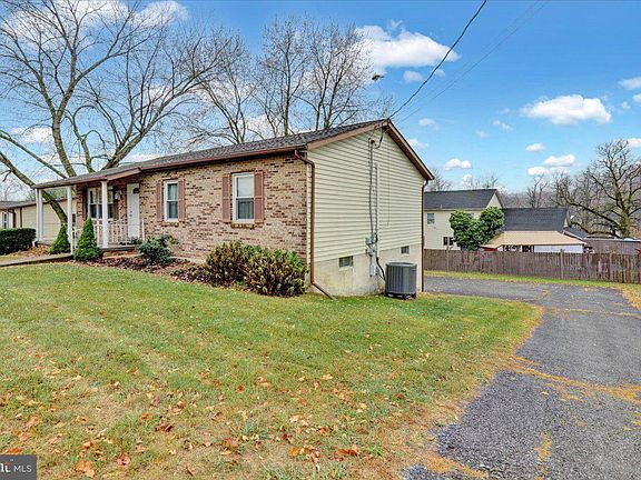 4th image of 418 Indian Manor Dr