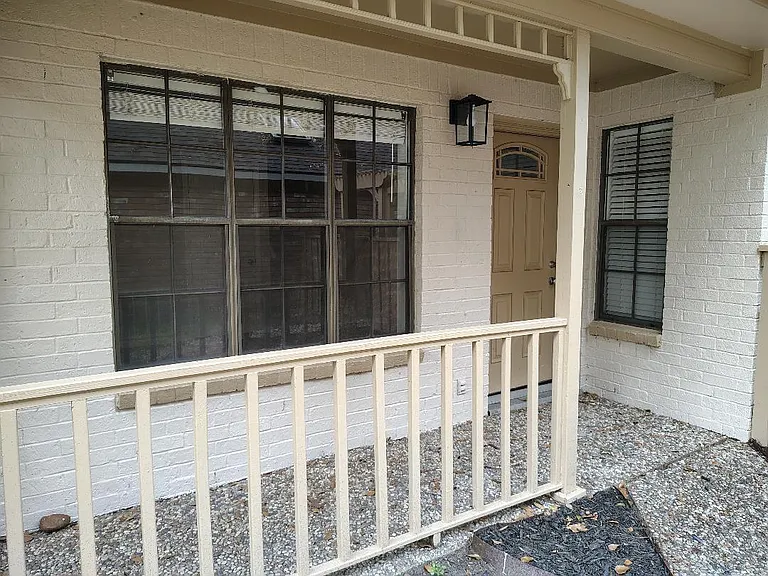2823 Whitman Dr — Photo 2