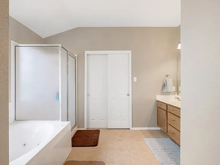 2426 Caroline Ct — Photo 19