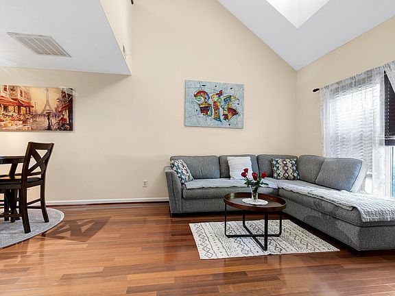 3rd image of 46 Forest Oaks Dr