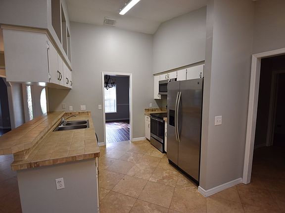 5th image of 8807 Rose Hill Dr