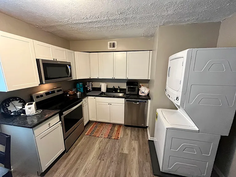 1235 Summit St #B — Photo 5