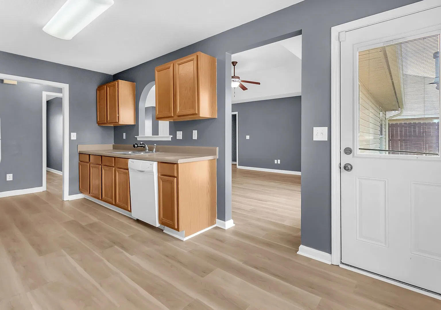 3 bed, 2.0 bath, 1436 sqft, $1,495 — Photo 3