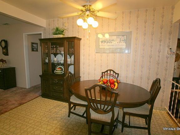 3rd image of 3581 Earl Dr