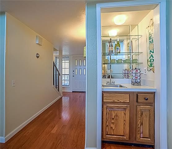 1st image of 2645 Glenmore Dr
