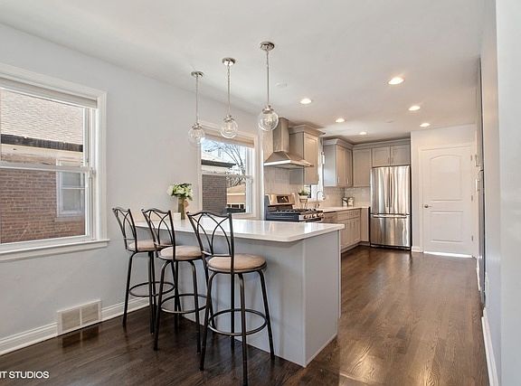 5th image of 2421 W Jarvis Ave