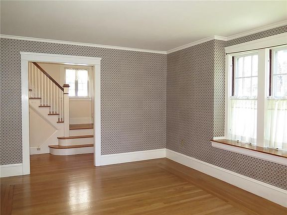 5th image of 129 Woodbine St