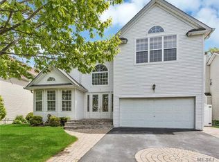 6 Hyacinth Ct, Melville, NY 11747