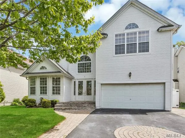 6 Hyacinth Ct, Melville, NY 11747