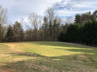 19 Country Rd, Hendersonville, NC 28791