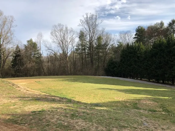 19 Country Rd, Hendersonville, NC 28791