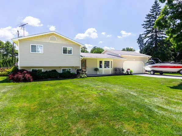 6345 Lanman Dr, Waterford, MI 48329