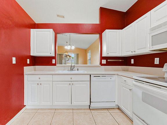 5th image of 2920 E ARAGON Boulevard #3