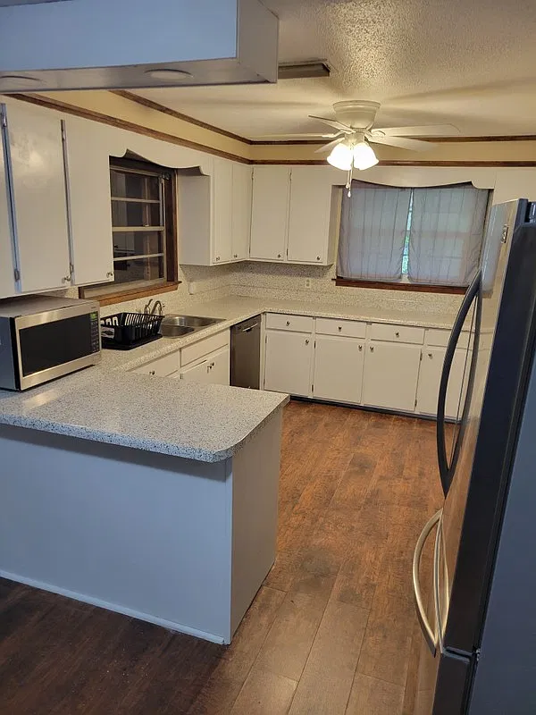 1 bed, 1.0 bath, $995 — Photo 2