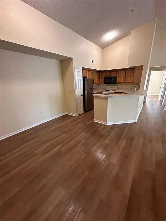 3 bed, 2.0 bath, 1352 sqft, $1,950 — Photo 4