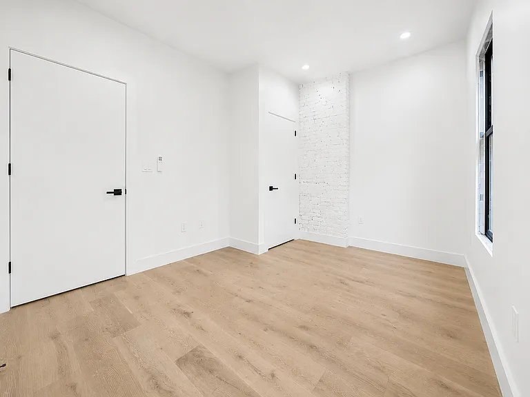 138 Noble St #G — Photo 10
