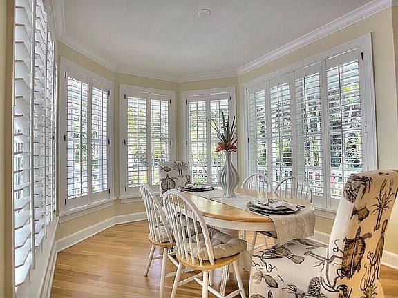 3rd image of 8 NE Lagoon Island Ct