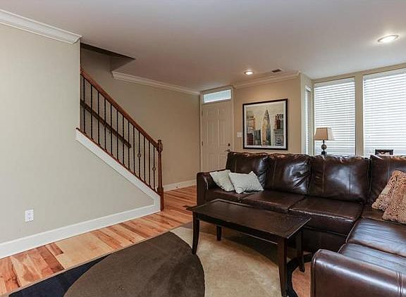 4th image of 534 W 10th St