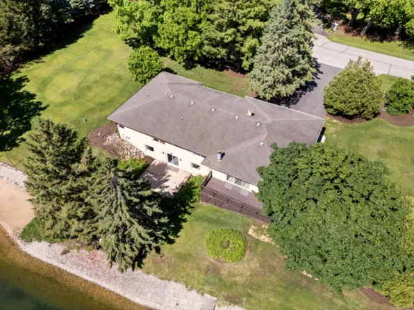 2720 N Bayview Ln, McHenry, IL 60051