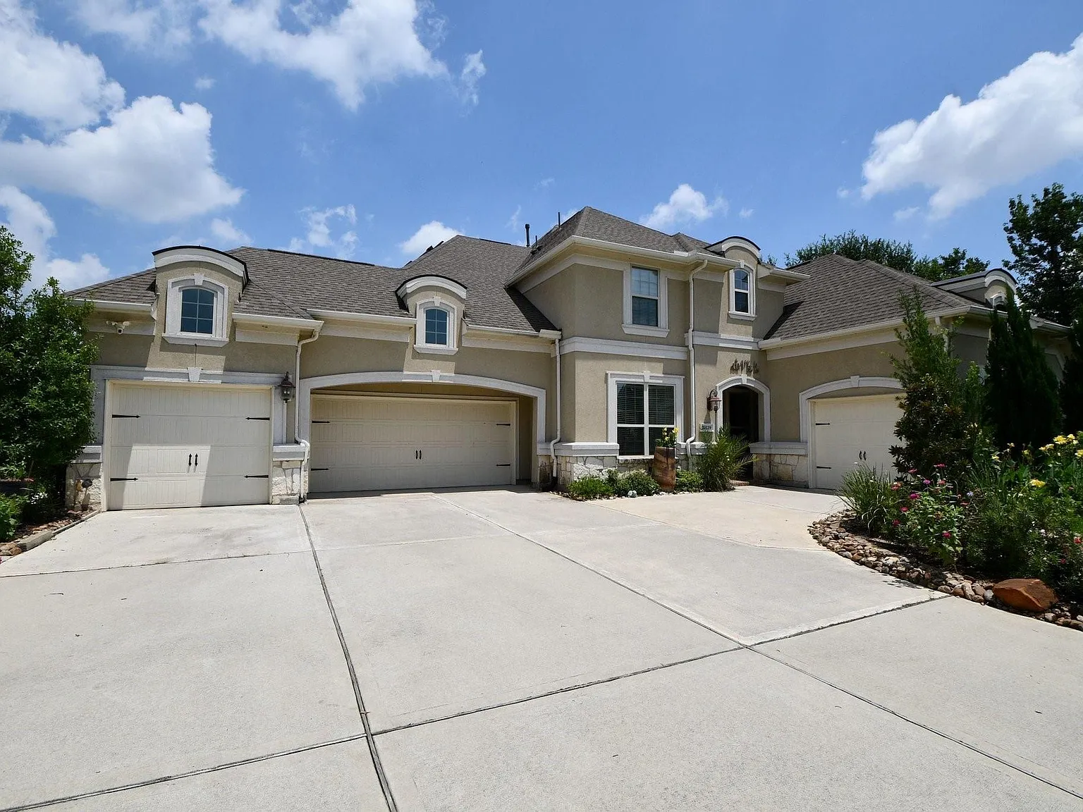 4 bed, 4.5 bath, 4284 sqft, $5,000 — Photo 1