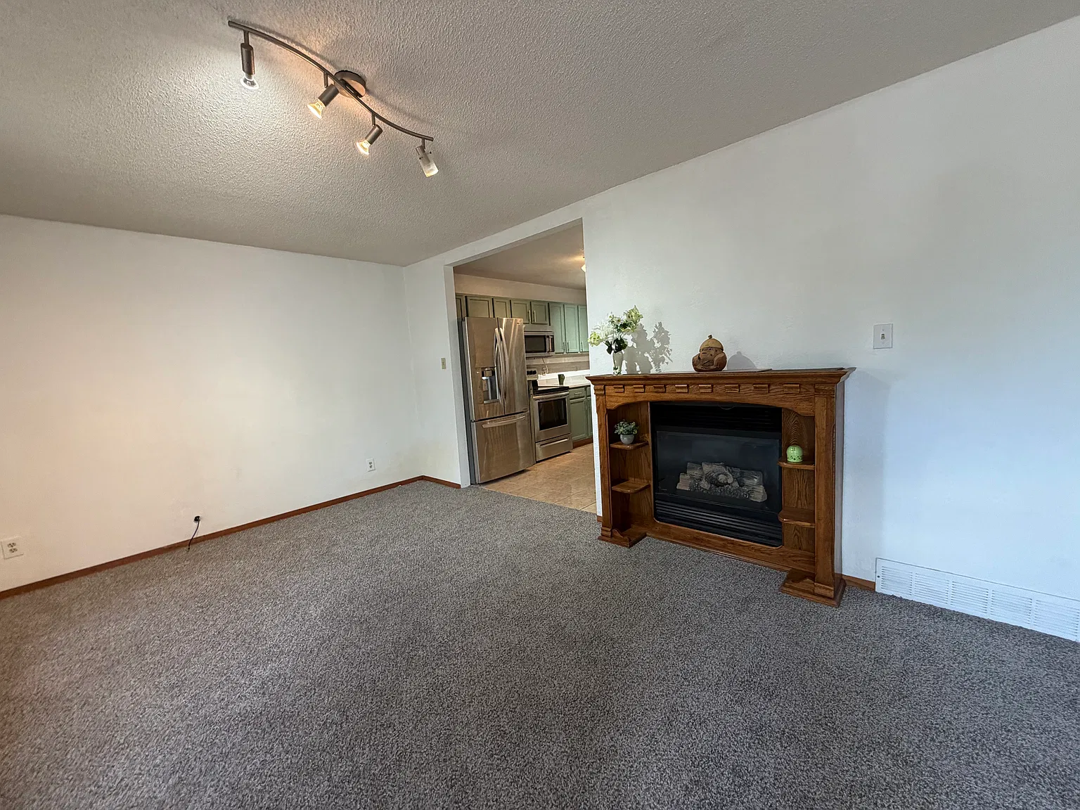 5 bed, 2163 sqft, $3,000 — Photo 2