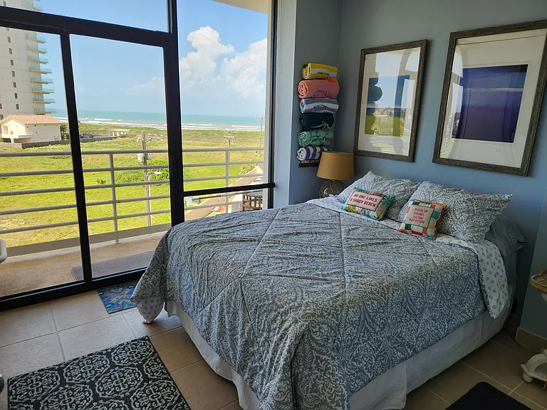 Queen size bed with beach view