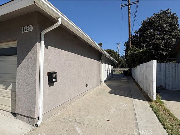 2nd image of 1221-1223 Magnis St