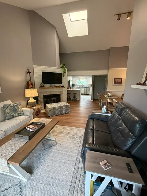 2 bed, 1020 sqft, $1,550 — Photo 2
