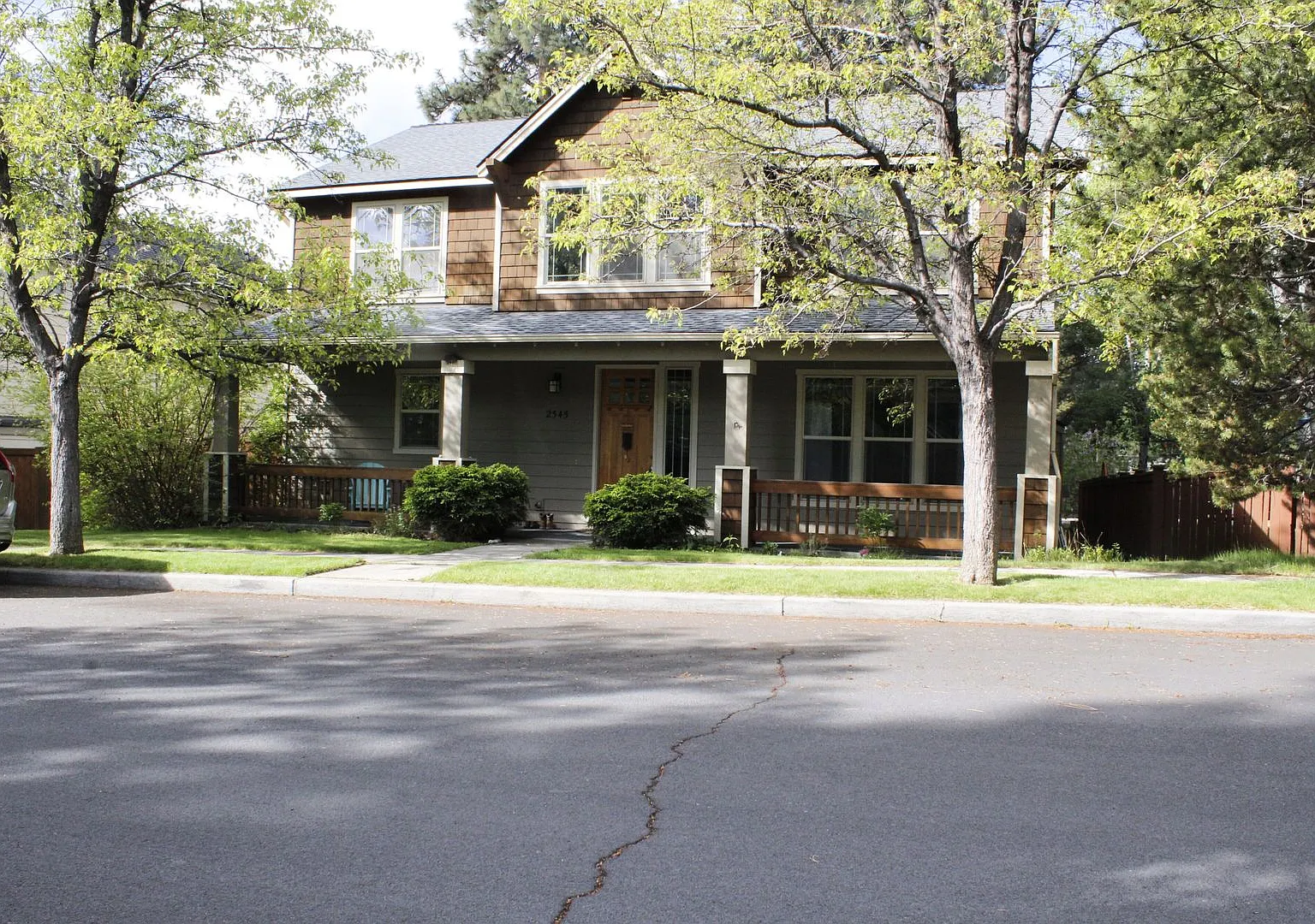 Gorgeous NW home with 3 primary suites 3.5 bathrooms and a fully fenced backyard! — Photo 1