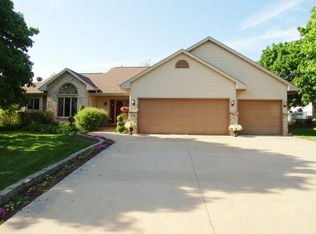 W6750 Sunnyvale Ln, Greenville, WI 54942
