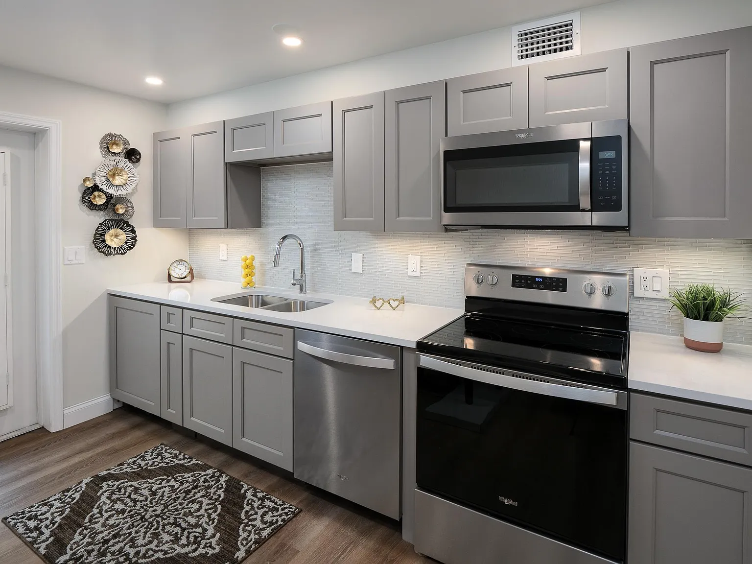 2 bed, 840 sqft, $1,915 — Photo 1