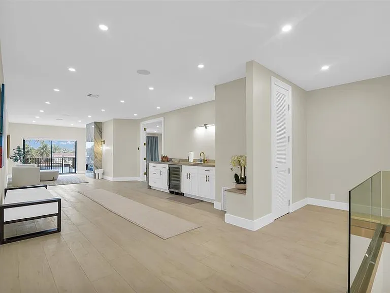 319 S Riverside Dr — Photo 31