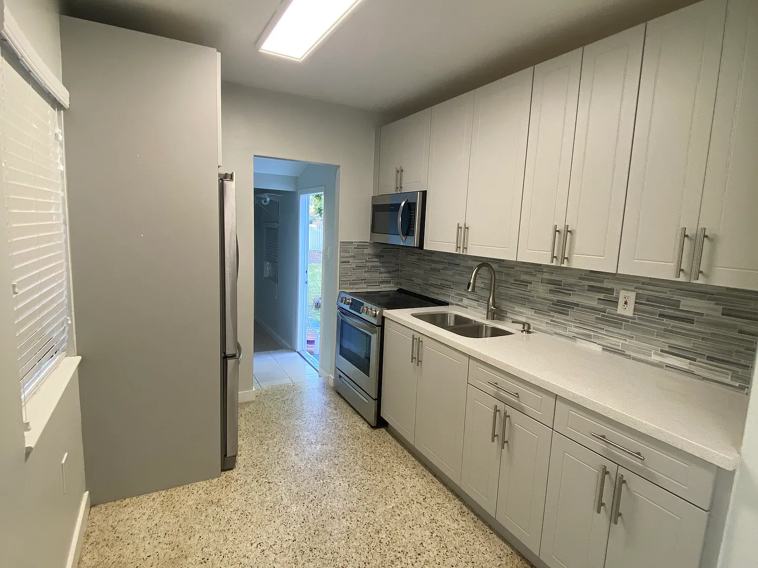2 bed, 655 sqft, $2,500 — Photo 2