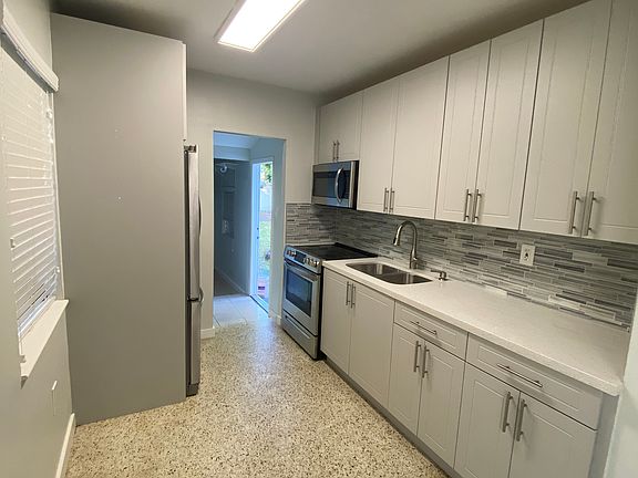 Kitchen w/ small dining area