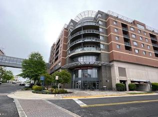 8191 Strawberry Ln APT 200S, Falls Church, VA 22042